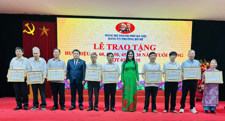 Đảng ủy phường Bồ Đề tổ chức Lễ trao Huy hiệu Đảng đợt 2/9 năm 2025- Ảnh 13.