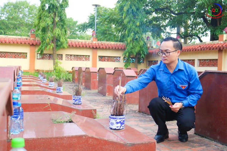 Lãnh đạo xã Quốc Oai viếng nghĩa trang liệt sĩ Sài Sơn- Ảnh 9.