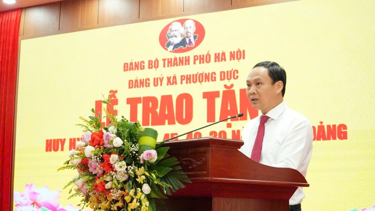 46 ĐẢNG VIÊN THUỘC ĐẢNG BỘ XÃ VINH DỰ ĐÓN NHẬN HUY HIỆU ĐẢNG ĐỢT 2/9/2025- Ảnh 4.