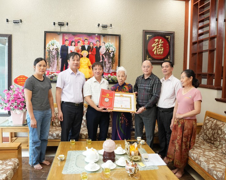 Phường Sơn Tây trao huy hiệu 75 năm, 70 năm tuổi đảng đợt 2/9/2025 tại nhà riêng cho đảng viên.- Ảnh 2.