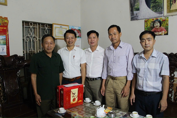XÃ PHÚC SƠN TỔ CHỨC TRAO QUÀ CHÍNH SÁCH DO UBND THÀNH PHỐ HÀ NỘI ỦY QUYỀN- Ảnh 2.