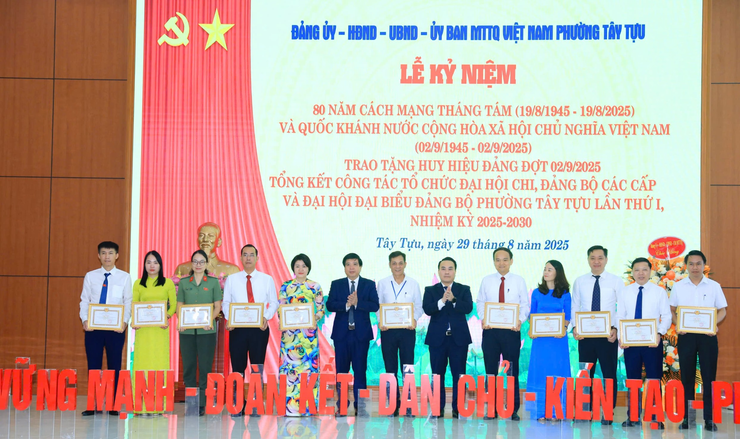Phường Tây Tựu tổ chức Lễ kỷ niệm 80 năm Cách mạng Tháng Tám thành công và Quốc khánh 2/9- Ảnh 5.