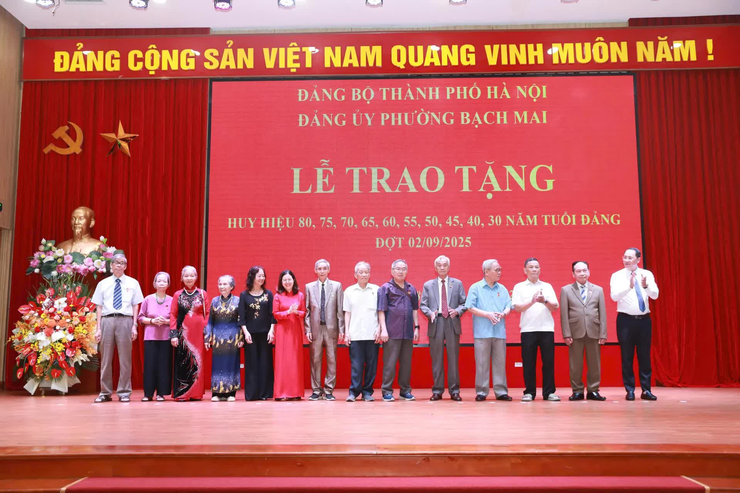 Lãnh đạo TP Hà Nội trao Huy hiệu Đảng tặng đảng viên lão thành phường Bạch Mai- Ảnh 3.