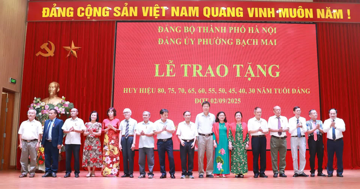 Lãnh đạo TP Hà Nội trao Huy hiệu Đảng tặng đảng viên lão thành phường Bạch Mai- Ảnh 4.