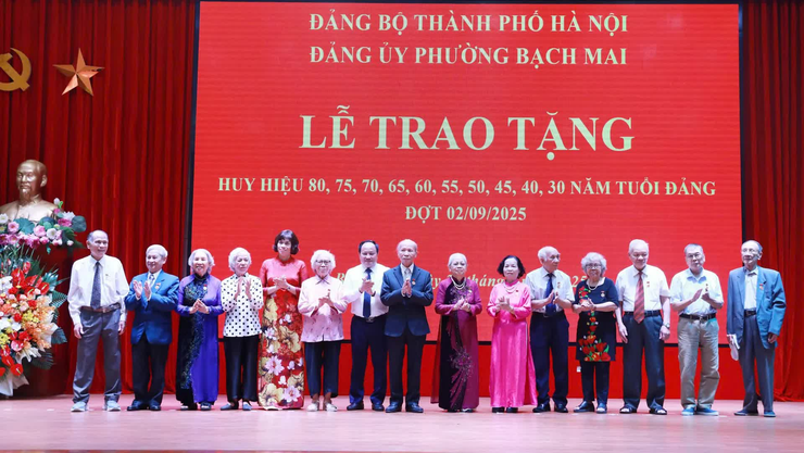 Lãnh đạo TP Hà Nội trao Huy hiệu Đảng tặng đảng viên lão thành phường Bạch Mai- Ảnh 5.