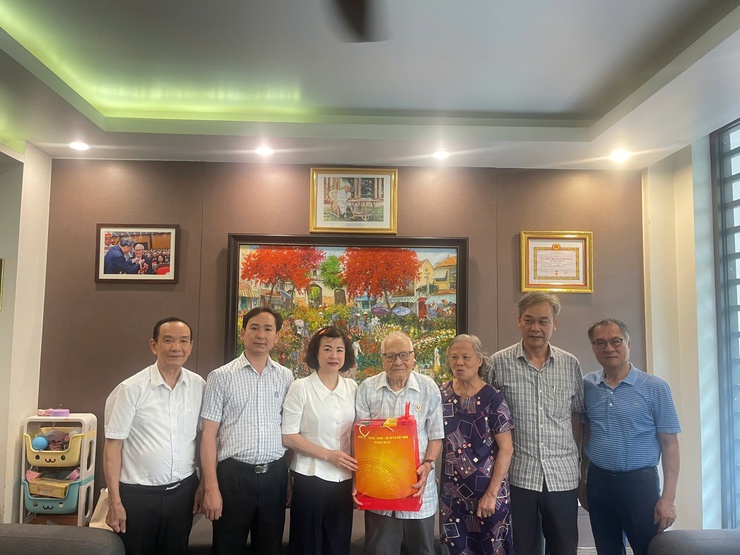 Lãnh đạo phường Bồ Đề thăm, tặng quà gia đình chính sách, cán bộ lão thành cách mạng, tiền khởi nghĩa trên địa bàn- Ảnh 1.