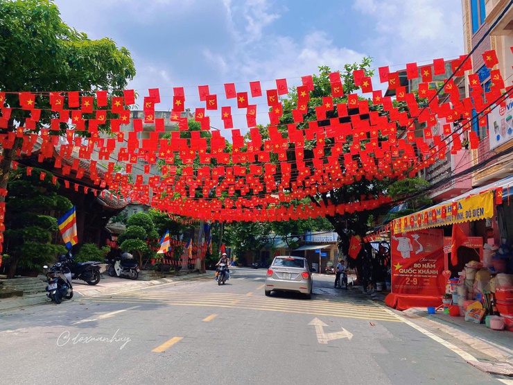 Sơn Tây rực rỡ cờ hoa chào mừng Quốc khánh- Ảnh 4.