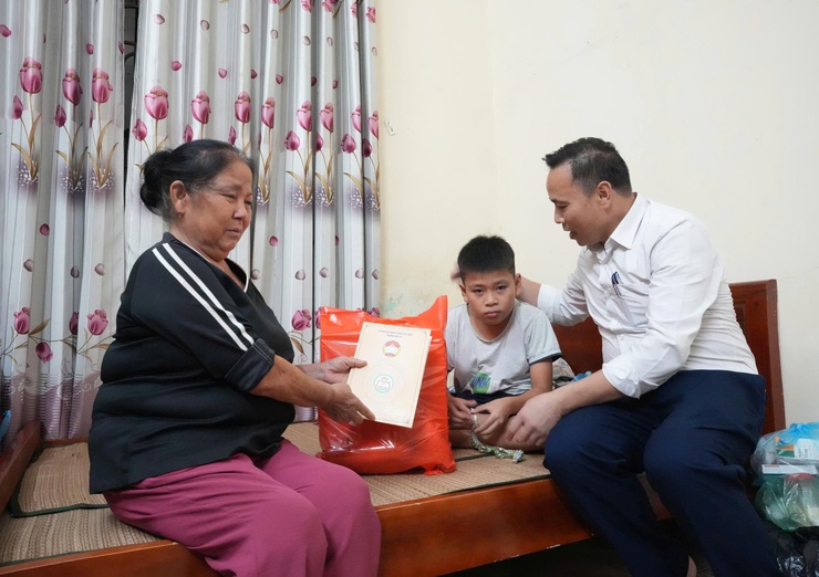 ĐẢNG UỶ - HĐND - UBND - UBMTTQ PHƯỜNG SƠN TÂY THĂM, TẶNG QUÀ 37 HỘ GIA ĐÌNH BỊ ẢNH HƯỞNG BÃO SỐ 5- Ảnh 2.