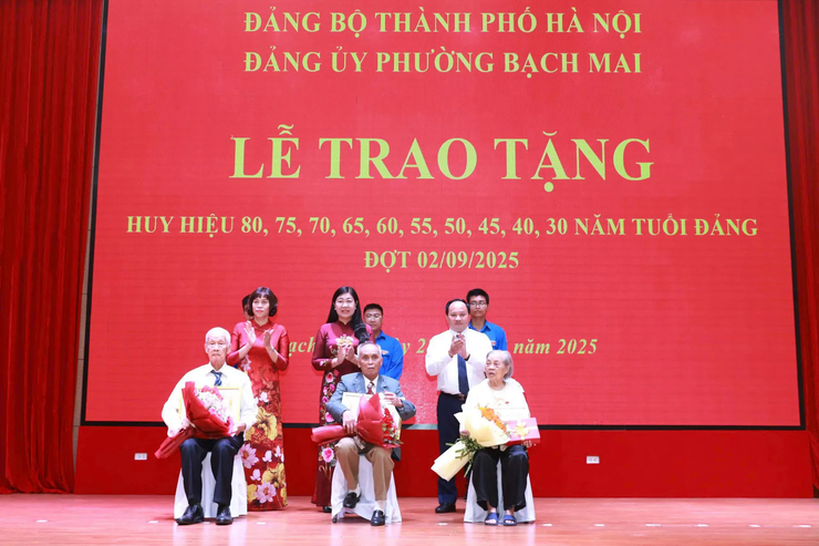 Lãnh đạo TP Hà Nội trao Huy hiệu Đảng tặng đảng viên lão thành phường Bạch Mai- Ảnh 1.