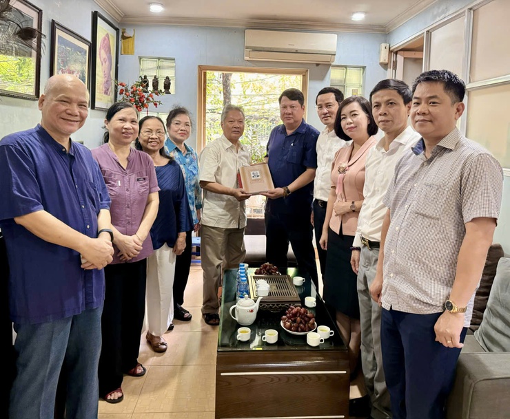Phường Giảng Võ:  Thăm, tặng quà các gia đình chính sách, người có công nhân dịp  80 năm Quốc khánh- Ảnh 1.
