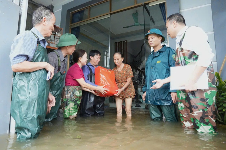 ĐẢNG UỶ - HĐND - UBND - UBMTTQ PHƯỜNG SƠN TÂY THĂM, TẶNG QUÀ 37 HỘ GIA ĐÌNH BỊ ẢNH HƯỞNG BÃO SỐ 5- Ảnh 1.
