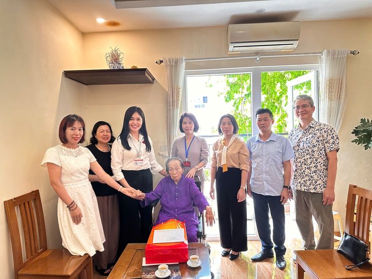 Lãnh đạo phường Bồ Đề thăm, tặng quà gia đình chính sách, cán bộ lão thành cách mạng, tiền khởi nghĩa trên địa bàn- Ảnh 2.