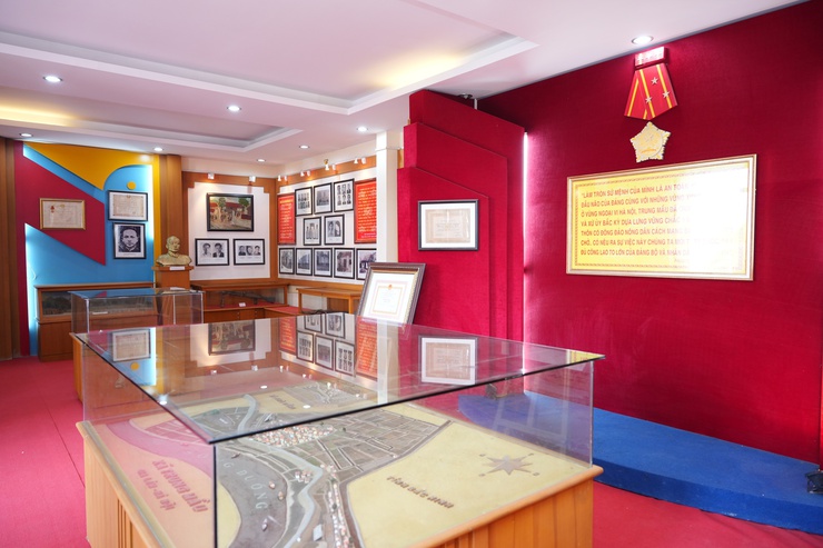 Đồng chí Đặng Thị Huyền, Bí thư Đảng ủy, Chủ tịch Hội đồng nhân dân xã Dâng hương tại Phòng truyền thống Trung Mầu- Ảnh 2.