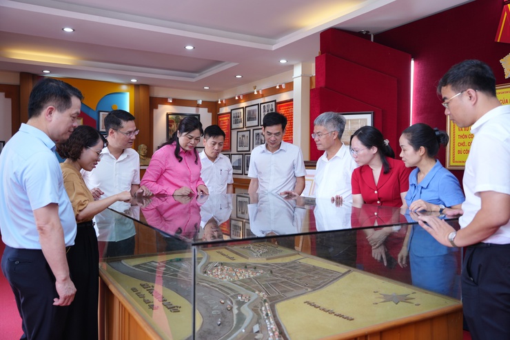 Đồng chí Đặng Thị Huyền, Bí thư Đảng ủy, Chủ tịch Hội đồng nhân dân xã Dâng hương tại Phòng truyền thống Trung Mầu- Ảnh 3.