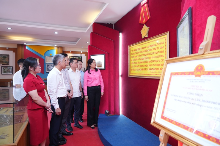 Đồng chí Đặng Thị Huyền, Bí thư Đảng ủy, Chủ tịch Hội đồng nhân dân xã Dâng hương tại Phòng truyền thống Trung Mầu- Ảnh 4.