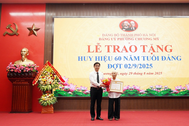 Chương Mỹ trao tặng Huy hiệu Đảng cho 56 đảng viên đợt 2/9/2025- Ảnh 1.