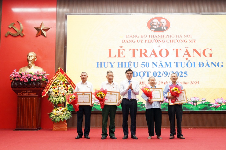 Chương Mỹ trao tặng Huy hiệu Đảng cho 56 đảng viên đợt 2/9/2025- Ảnh 3.