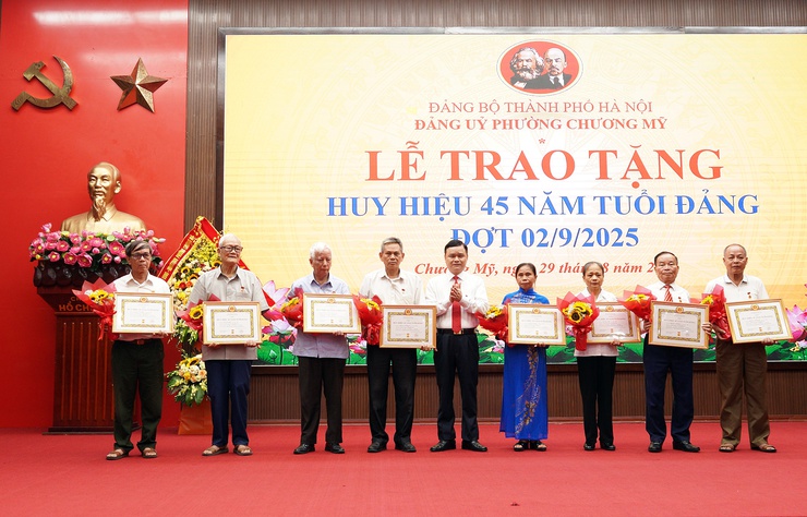 Chương Mỹ trao tặng Huy hiệu Đảng cho 56 đảng viên đợt 2/9/2025- Ảnh 4.