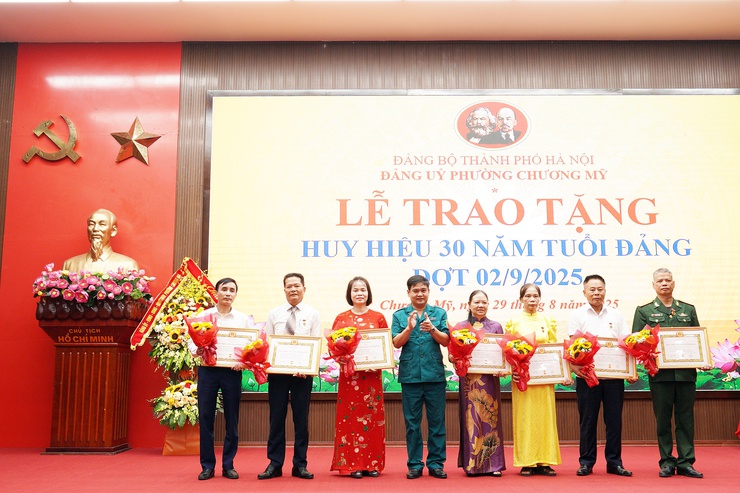 Chương Mỹ trao tặng Huy hiệu Đảng cho 56 đảng viên đợt 2/9/2025- Ảnh 7.