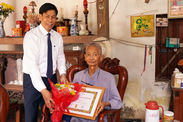 Đảng ủy phường Chương Mỹ Trao Huy hiệu 55 năm tuổi Đảng tại nhà cho đảng viên cao tuổi- Ảnh 1.