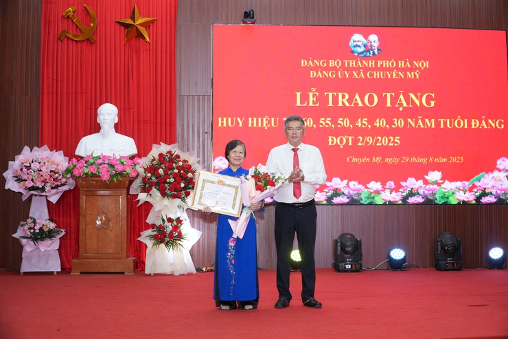 Xã Chuyên Mỹ: Trao tặng Huy hiệu Đảng đợt 2-9 cho 25 đảng viên; tổng kết công tác tổ chức Đại hội Đảng bộ xã lần thứ I- Ảnh 1.