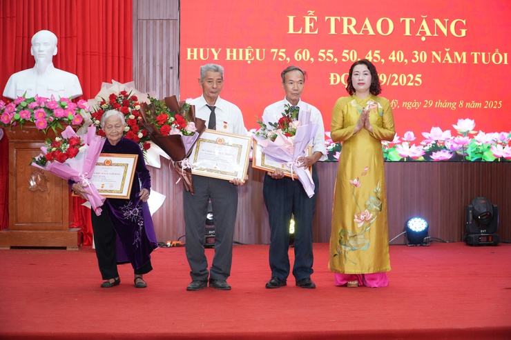 Xã Chuyên Mỹ: Trao tặng Huy hiệu Đảng đợt 2-9 cho 25 đảng viên; tổng kết công tác tổ chức Đại hội Đảng bộ xã lần thứ I- Ảnh 2.