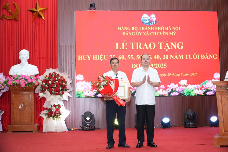 Xã Chuyên Mỹ: Trao tặng Huy hiệu Đảng đợt 2-9 cho 25 đảng viên; tổng kết công tác tổ chức Đại hội Đảng bộ xã lần thứ I- Ảnh 3.