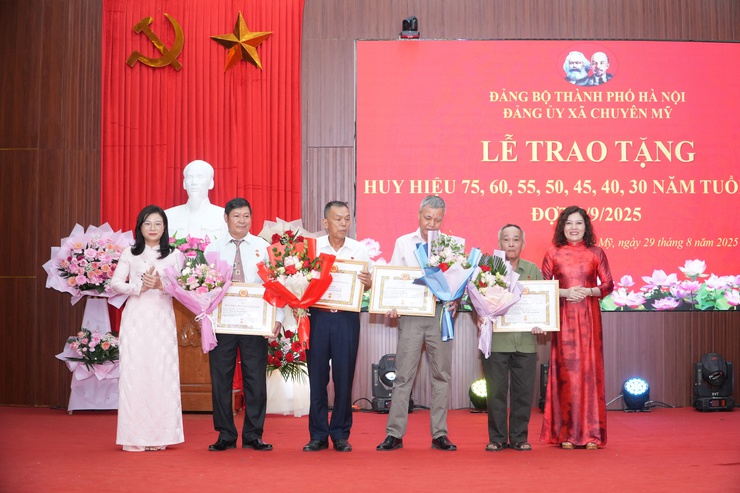 Xã Chuyên Mỹ: Trao tặng Huy hiệu Đảng đợt 2-9 cho 25 đảng viên; tổng kết công tác tổ chức Đại hội Đảng bộ xã lần thứ I- Ảnh 5.