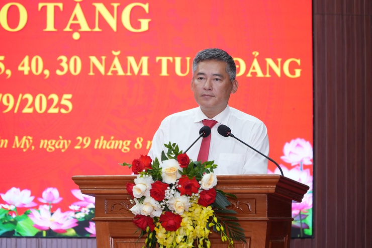 Xã Chuyên Mỹ: Trao tặng Huy hiệu Đảng đợt 2-9 cho 25 đảng viên; tổng kết công tác tổ chức Đại hội Đảng bộ xã lần thứ I- Ảnh 4.