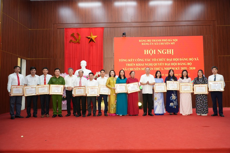 Xã Chuyên Mỹ: Trao tặng Huy hiệu Đảng đợt 2-9 cho 25 đảng viên; tổng kết công tác tổ chức Đại hội Đảng bộ xã lần thứ I- Ảnh 8.