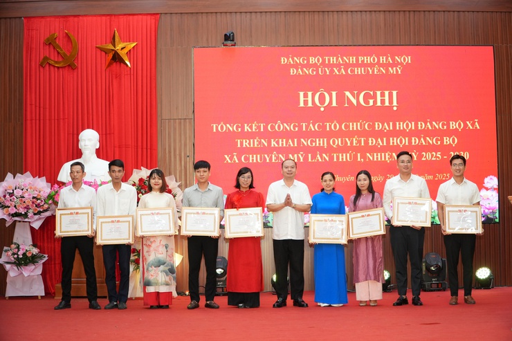 Xã Chuyên Mỹ: Trao tặng Huy hiệu Đảng đợt 2-9 cho 25 đảng viên; tổng kết công tác tổ chức Đại hội Đảng bộ xã lần thứ I- Ảnh 9.