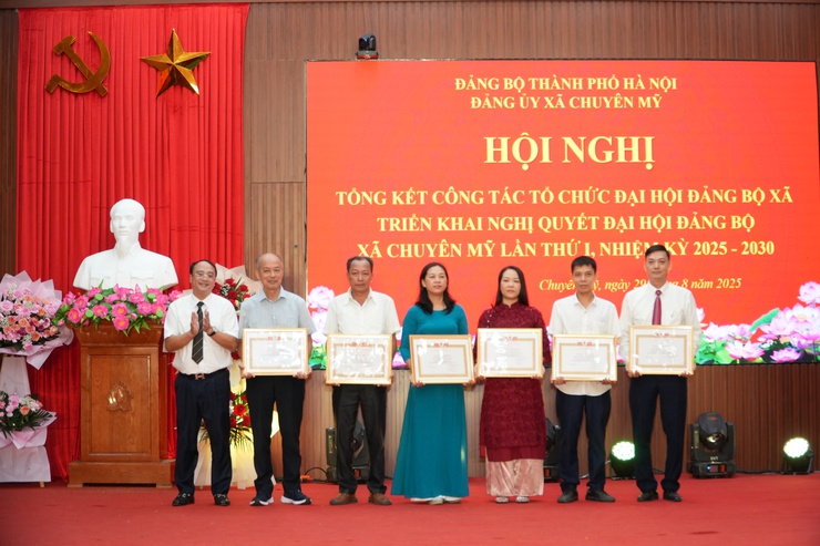 Xã Chuyên Mỹ: Trao tặng Huy hiệu Đảng đợt 2-9 cho 25 đảng viên; tổng kết công tác tổ chức Đại hội Đảng bộ xã lần thứ I- Ảnh 10.