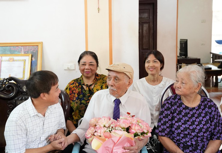 Phường Sơn Tây trao huy hiệu 75 năm, 70 năm tuổi đảng đợt 2/9/2025 tại nhà riêng cho đảng viên.- Ảnh 1.