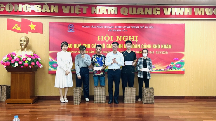 Chi nhánh số 4 - Trung tâm Phục vụ hành chính công thành phố Hà Nội tổ chức kỷ niệm 80 năm Ngày Quốc khánh 2/9- Ảnh 2.
