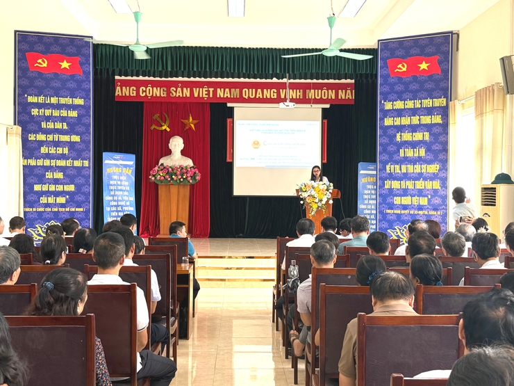 Phường Kiến Hưng tổ chức hội nghị hướng dẫn, hỗ trợ sử dụng các nền tảng số (iHanoi, VNeID, Cổng Dịch vụ công Quốc gia) tiếp cận dịch vụ công trực tuyến và sử dụng các công cụ AI, tiện ích công nghệ số- Ảnh 3.