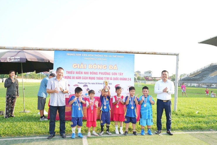 Sơn Tây tổ chức giải bóng đá thiếu niên nhi đồng phường Sơn Tây năm 2025.- Ảnh 3.