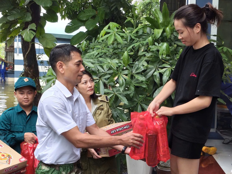 MTTQ xã Đoài Phương tặng quà hộ dân bị ngập do ảnh hưởng của cơn bão số 5- Ảnh 1.