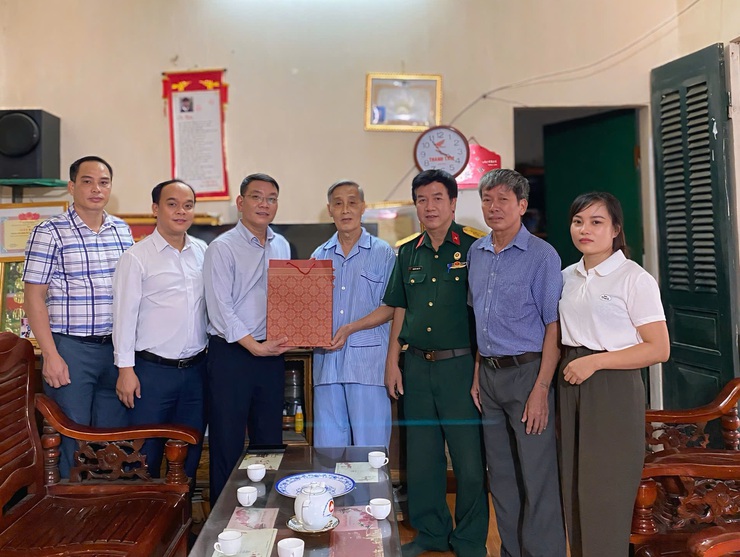 Đoàn đại biểu lãnh đạo xã dâng hương nhân kỷ niệm 80 năm ngày Quốc khánh (2/9/1945-2/9/2025), Tặng quà một số gia đình chính sách, người có công trên địa bàn xã.- Ảnh 18.