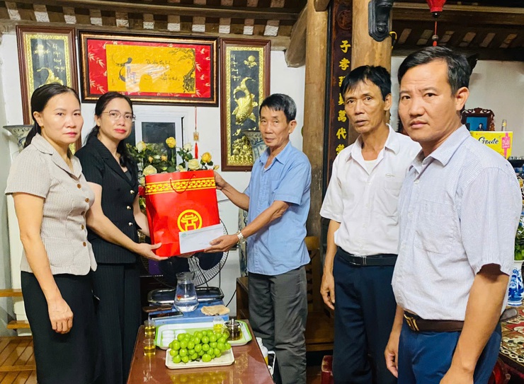 Đoàn đại biểu lãnh đạo xã dâng hương nhân kỷ niệm 80 năm ngày Quốc khánh (2/9/1945-2/9/2025), Tặng quà một số gia đình chính sách, người có công trên địa bàn xã.- Ảnh 21.