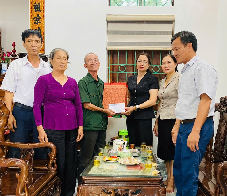 Đoàn đại biểu lãnh đạo xã dâng hương nhân kỷ niệm 80 năm ngày Quốc khánh (2/9/1945-2/9/2025), Tặng quà một số gia đình chính sách, người có công trên địa bàn xã.- Ảnh 20.