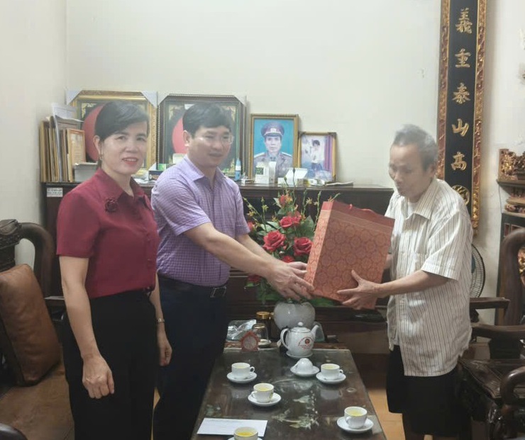 Đoàn đại biểu lãnh đạo xã dâng hương nhân kỷ niệm 80 năm ngày Quốc khánh (2/9/1945-2/9/2025), Tặng quà một số gia đình chính sách, người có công trên địa bàn xã.- Ảnh 22.