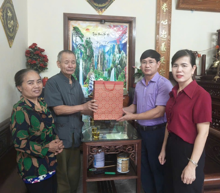 Đoàn đại biểu lãnh đạo xã dâng hương nhân kỷ niệm 80 năm ngày Quốc khánh (2/9/1945-2/9/2025), Tặng quà một số gia đình chính sách, người có công trên địa bàn xã.- Ảnh 23.
