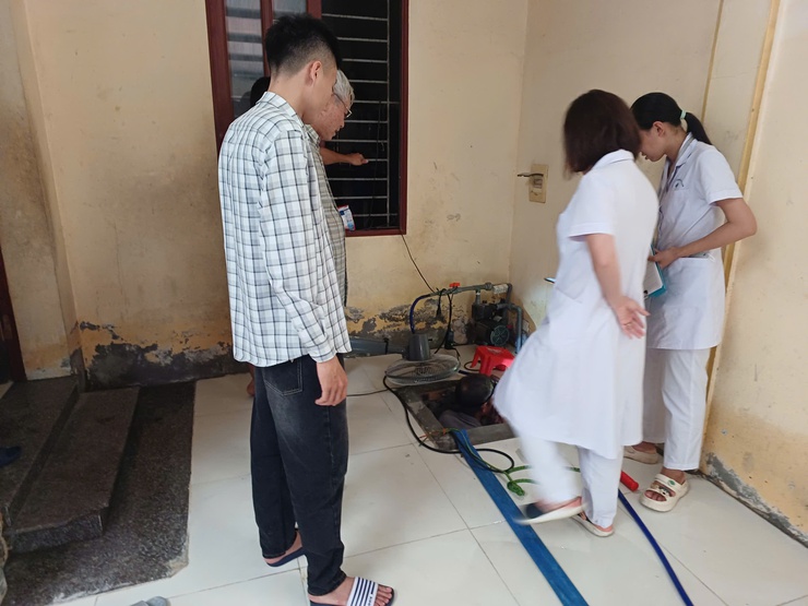 Để chủ động công tác phòng chống dịch sau mưa bão tại các trường học và các hộ dân tại các vùng bị ngập lụt.  Trạm Y tế triển khai phun khử khuẩn, vệ sinh môi trường, xử lý nước sinh hoạt...- Ảnh 2.