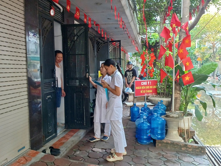Để chủ động công tác phòng chống dịch sau mưa bão tại các trường học và các hộ dân tại các vùng bị ngập lụt.  Trạm Y tế triển khai phun khử khuẩn, vệ sinh môi trường, xử lý nước sinh hoạt...- Ảnh 4.