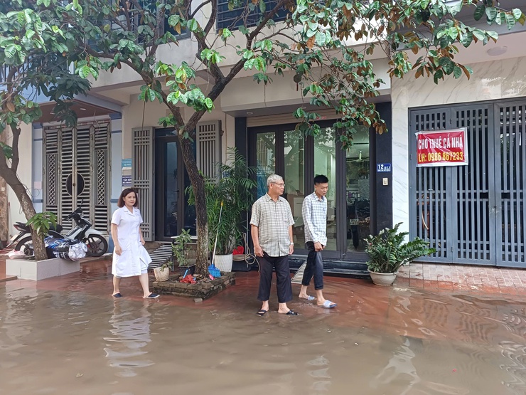 Để chủ động công tác phòng chống dịch sau mưa bão tại các trường học và các hộ dân tại các vùng bị ngập lụt.  Trạm Y tế triển khai phun khử khuẩn, vệ sinh môi trường, xử lý nước sinh hoạt...- Ảnh 1.