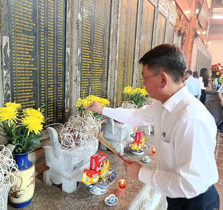 Đoàn đại biểu lãnh đạo xã dâng hương nhân kỷ niệm 80 năm ngày Quốc khánh (2/9/1945-2/9/2025), Tặng quà một số gia đình chính sách, người có công trên địa bàn xã.- Ảnh 6.