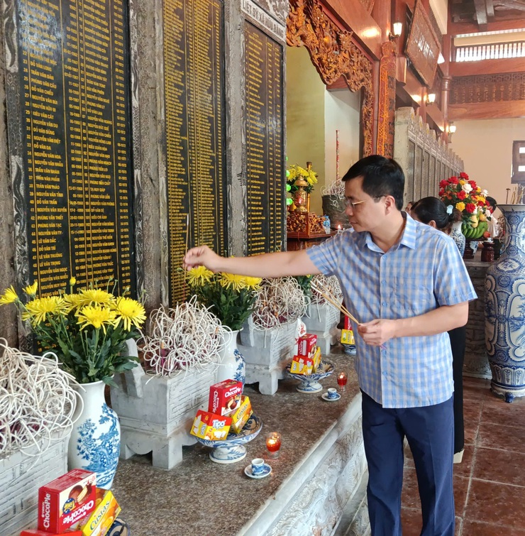 Đoàn đại biểu lãnh đạo xã dâng hương nhân kỷ niệm 80 năm ngày Quốc khánh (2/9/1945-2/9/2025), Tặng quà một số gia đình chính sách, người có công trên địa bàn xã.- Ảnh 3.