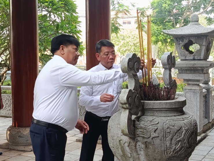 Đoàn đại biểu lãnh đạo xã dâng hương nhân kỷ niệm 80 năm ngày Quốc khánh (2/9/1945-2/9/2025), Tặng quà một số gia đình chính sách, người có công trên địa bàn xã.- Ảnh 5.
