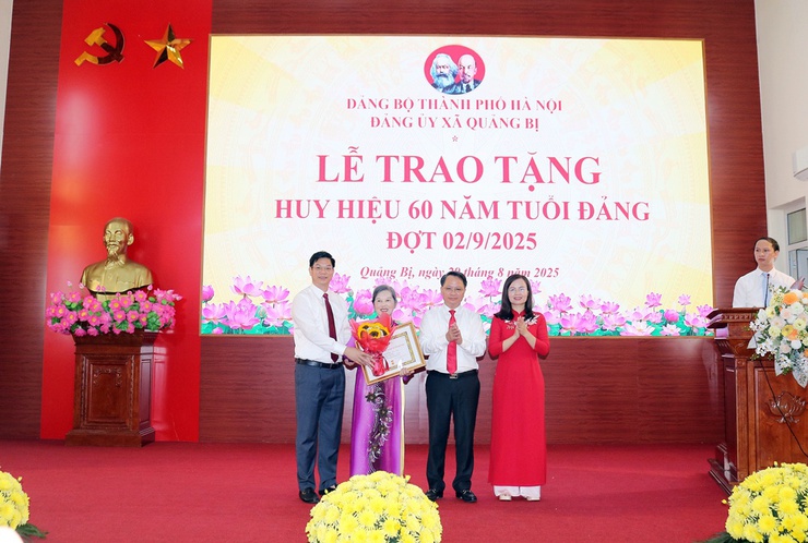 Đảng ủy xã Quảng Bị long trọng trao Huy hiệu Đảng cho 47 đảng viên đợt 02/9- Ảnh 3.