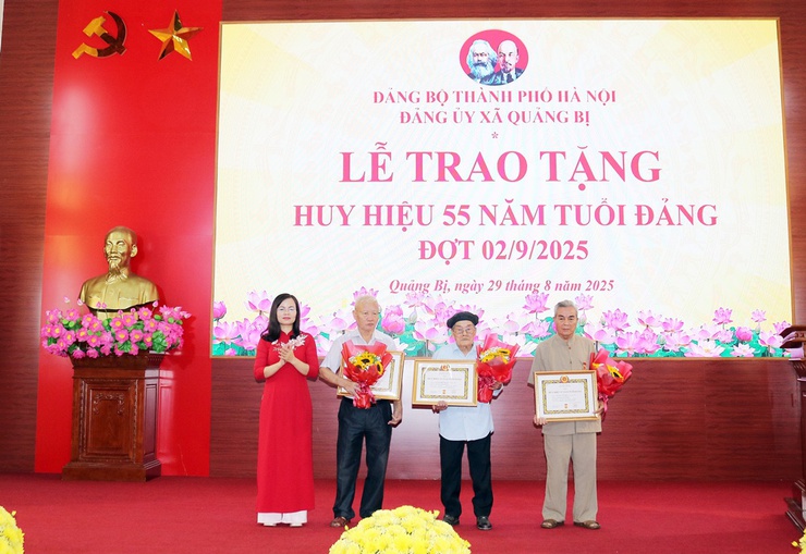 Đảng ủy xã Quảng Bị long trọng trao Huy hiệu Đảng cho 47 đảng viên đợt 02/9- Ảnh 4.